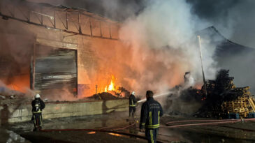 Antalya'da Fabrika Yangını: 1600 Metrekarelik Alan Zarar G&ouml;rd&uuml;