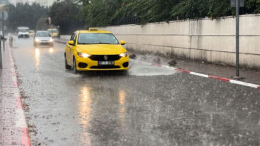 Antalya'da Sağanak Fırtınaya D&ouml;n&uuml;şt&uuml;: Ceviz B&uuml;y&uuml;kl&uuml;ğ&uuml;nde Dolu Yağdı