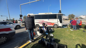 Antalya'da yolcu midib&uuml;s&uuml; ile otomobil &ccedil;arpıştı: 4 yaralı