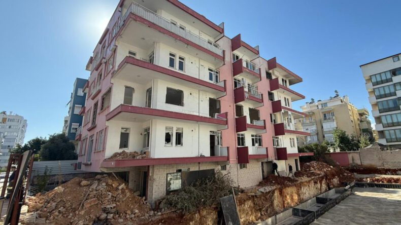 Antalya’da Metruk Binada Yangın Sonrası Ceset Bulundu