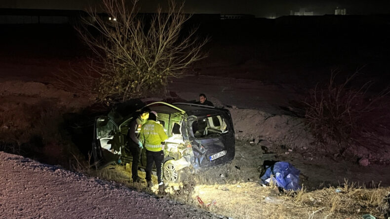 Araç Şarampole Devrildi: 1 Ölü, 3 Yaralı