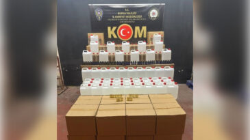 Ara&ccedil;tan fabrikaya uzanan operasyon! Litrelerce sahte i&ccedil;ki ele ge&ccedil;irildi