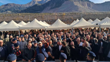 Artvin'de Halk &Ccedil;ED Toplantısını Engelledi