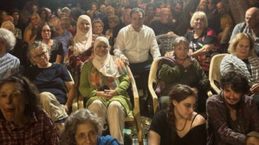 Aşırı Sağcılar Evi Bastı: Siyasetçiye Saldırı Girişiminde Bulundular