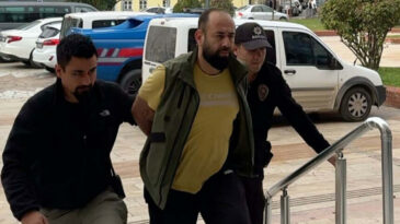 Atat&uuml;rk i&ccedil;in Saygı Duruşunda Bulunanlarla Alay Eden Kişiye Hapis Cezası