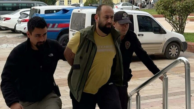 Atatürk için Saygı Duruşunda Bulunanlarla Alay Eden Kişiye Hapis Cezası