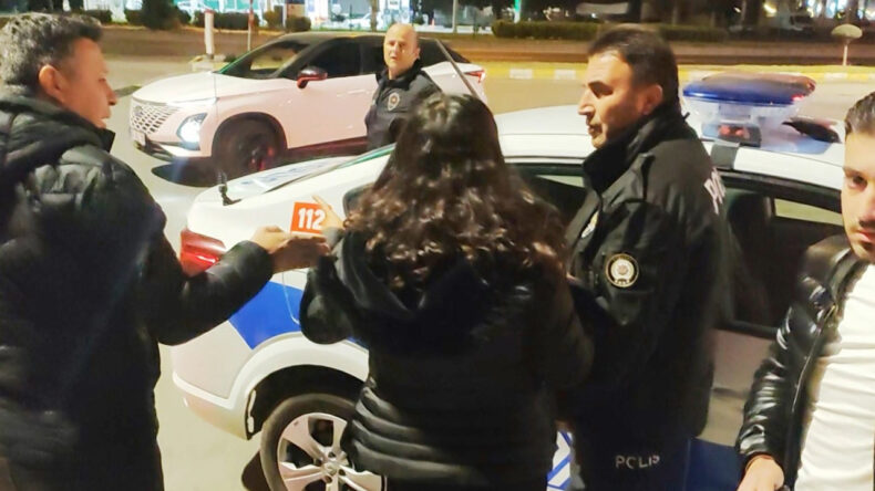 Avukat Kızlarını Taksi Durağına Kilitledi