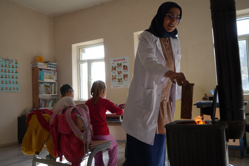 Öğretmen Zahide Aydın ve Öğrencileri