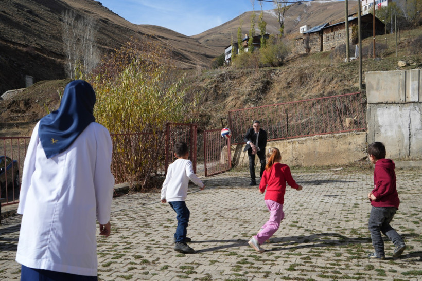 Öğrencilerle oyun oynayan Zahide Aydın