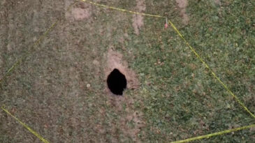 Aynı il&ccedil;ede bir obruk daha: Tarlasına gittiğinde fark etti
