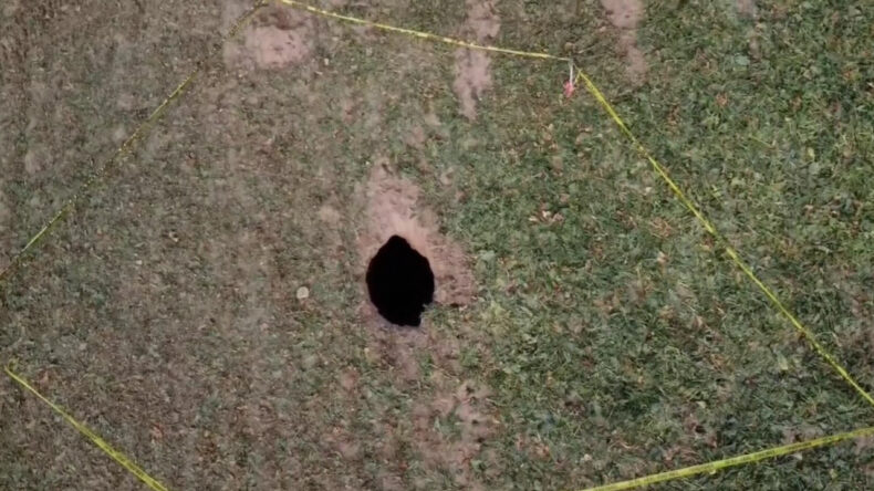 Aynı ilçede bir obruk daha: Tarlasına gittiğinde fark etti