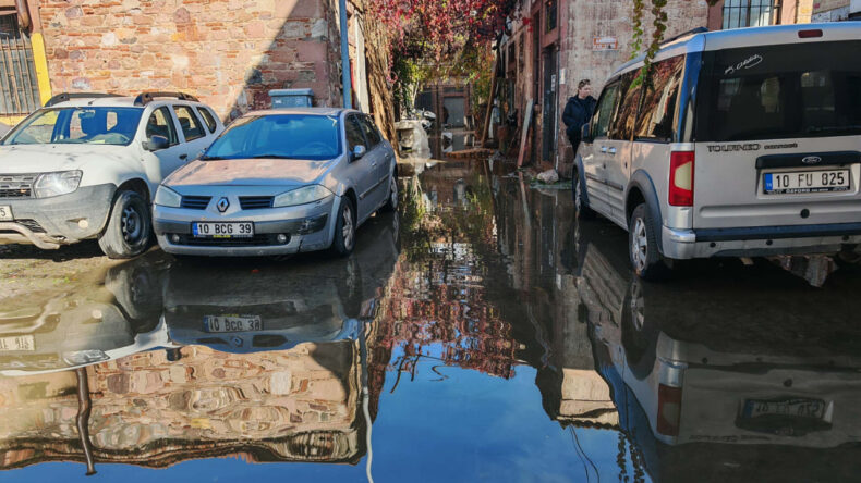 Ayvalık&rsquo;ta Bir G&uuml;nde Aylık Yağış Miktarı: İl&ccedil;e G&ouml;l Gibi Oldu!