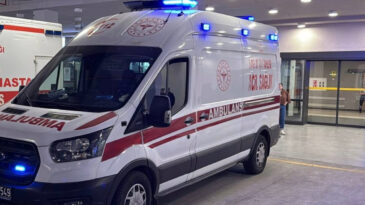 Bacağına İnşaat Demiri Saplanan &Ccedil;ocuk Hastaneye Kaldırıldı