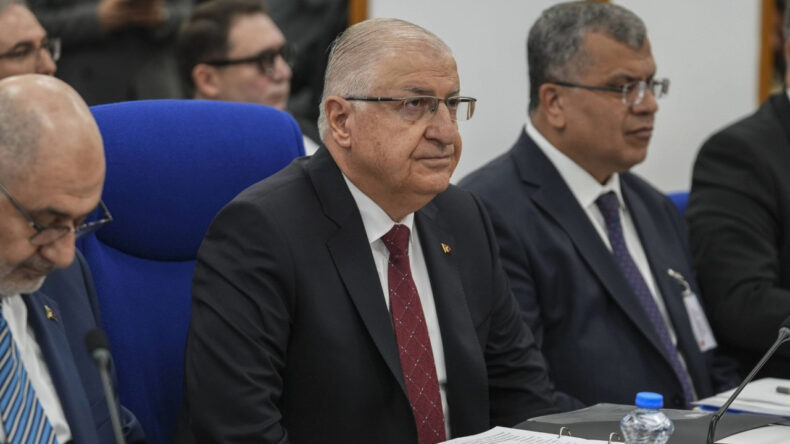 Bakan G&uuml;ler: Hi&ccedil;bir siyaset&ccedil;iden bana tek bir isim verilmedi