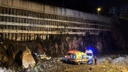 Bariyere &Ccedil;arpan Kamyonet Boşluğa D&uuml;şt&uuml;