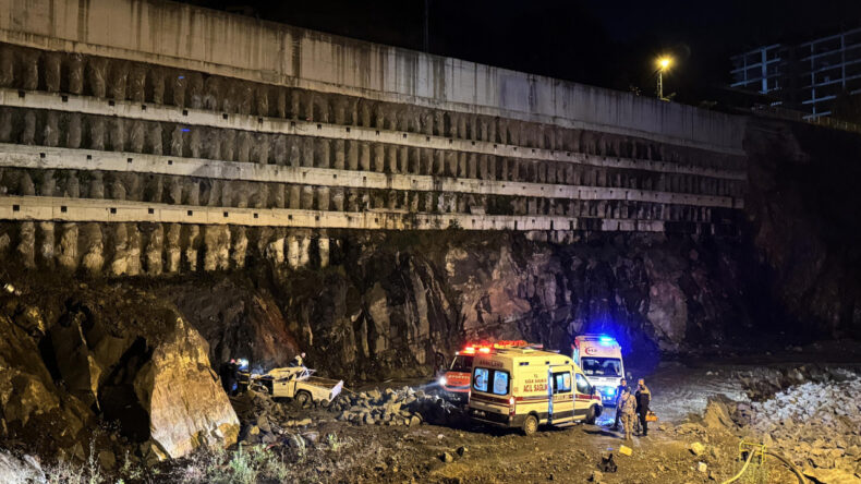 Bariyere &Ccedil;arpan Kamyonet Boşluğa D&uuml;şt&uuml;