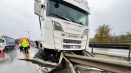 Bariyerlere Ok Gibi Saplandı