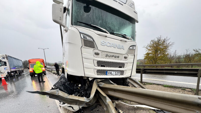 Bariyerlere Ok Gibi Saplandı