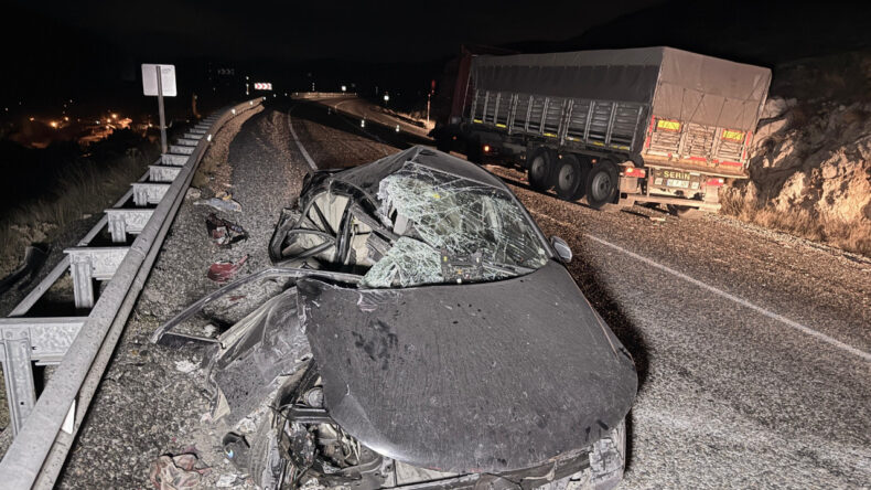 Bariyerleri Aşarak TIR'a Çarptı: 4 Kişi Yaralandı