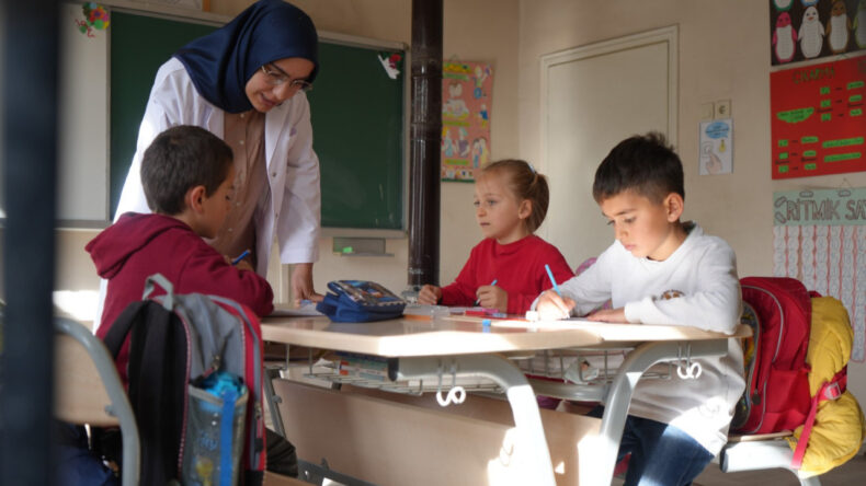 Bayburt&rsquo;un K&ouml;y&uuml;nde Emek Dolu Hikaye: &Uuml;&ccedil; &Ouml;ğrenci, Bir &Ouml;ğretmen ve Bitmeyen Azim