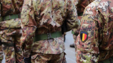 Bel&ccedil;ika Savunma Bakanı 17 Yaşındaki Gen&ccedil;leri Askerlik Hizmetine Davet Etti