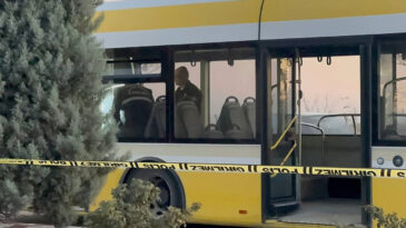 Belediye Otob&uuml;s&uuml;nde Eşinin G&ouml;zleri &Ouml;n&uuml;nde Bı&ccedil;aklandı