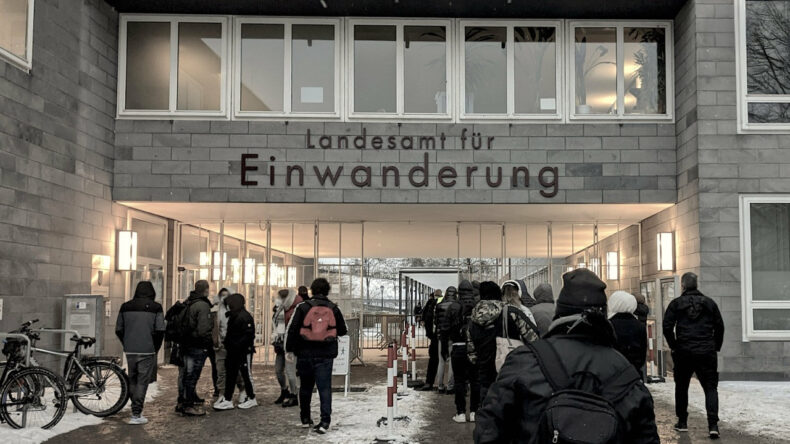 Berlin&rsquo;de vatandaşlık başvurularında kriz b&uuml;y&uuml;yor