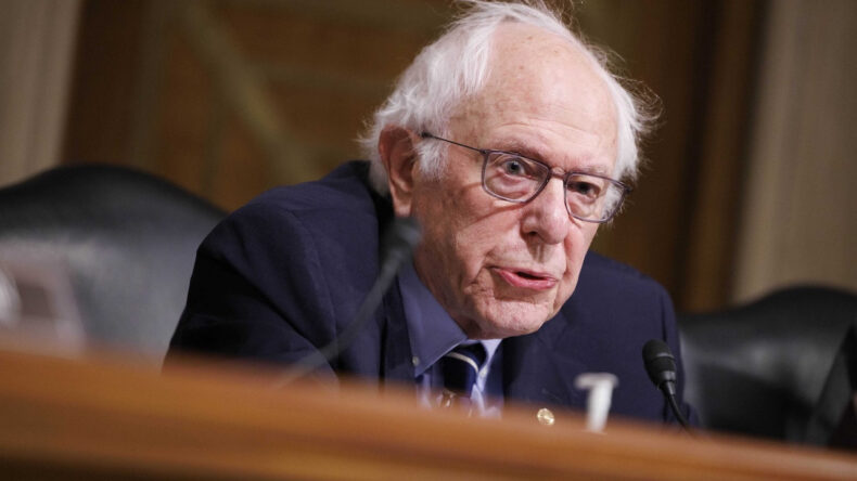 Bernie Sanders'tan ABD Y&ouml;netimine &Ccedil;ağrı