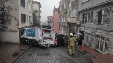 Beyoğlu&rsquo;nda &ccedil;&ouml;p kamyonunun kontrol kaybı: 5 araca &ccedil;arptı