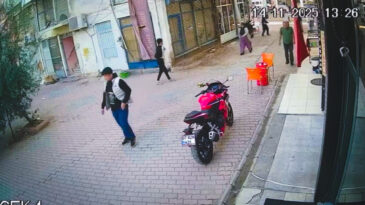 Bıçakladı, Hiçbir Şey Olmamış Gibi Uzaklaştı