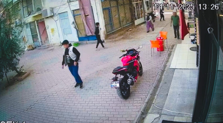 Bıçakladı, Hiçbir Şey Olmamış Gibi Uzaklaştı