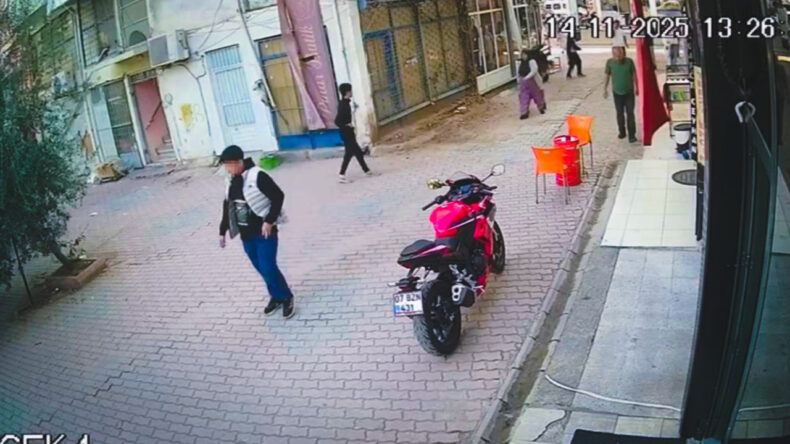 Bıçakladı, Hiçbir Şey Olmamış Gibi Uzaklaştı