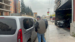 Bı&ccedil;aklanan koca, eşini adliye &ouml;n&uuml;ne pompalı t&uuml;fekle beklerken yakalandı