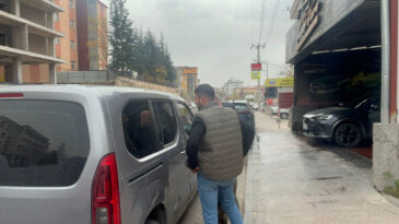 Bı&ccedil;aklanan koca, eşini adliye &ouml;n&uuml;ne pompalı t&uuml;fekle beklerken yakalandı