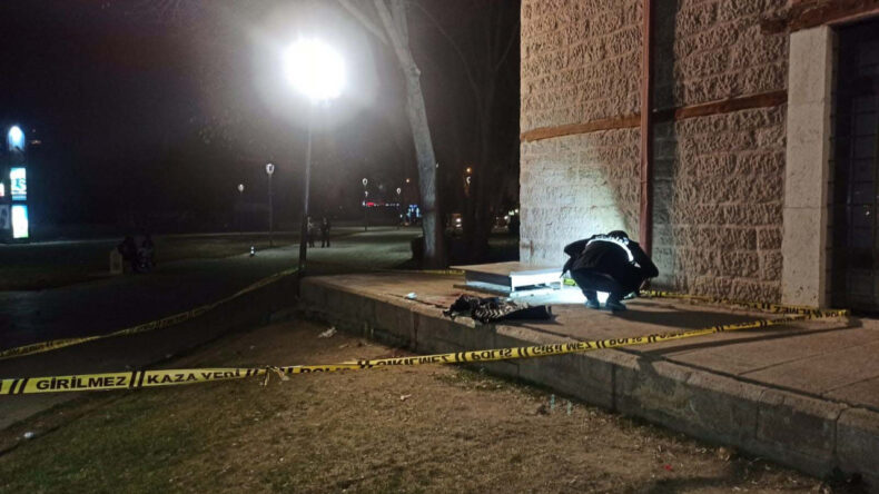 Bıçaklı Kavgada 17 Yaşındaki Genç Hayatını Kaybetti