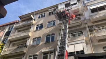 Bir Gecede Evsiz Kaldılar: &Ccedil;atlaklar Ortaya &Ccedil;ıktı, Bina M&uuml;h&uuml;rlendi