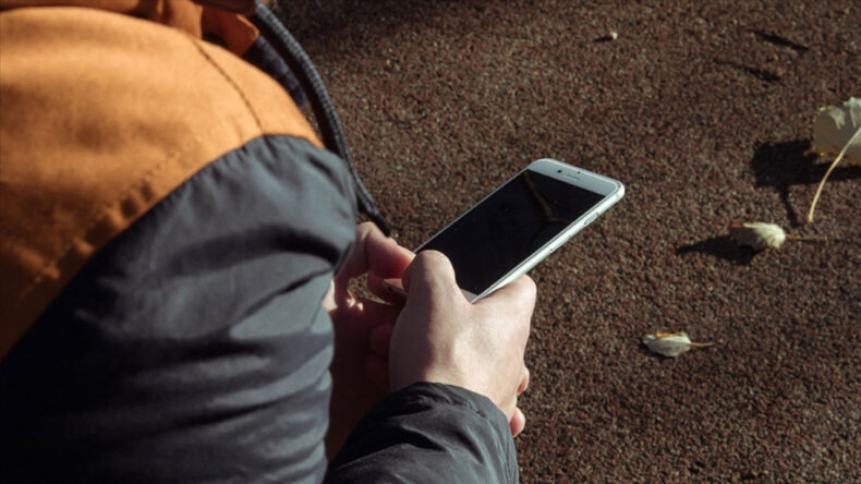 Bir Ülke Daha Liselerde Cep Telefonunu Yasaklıyor