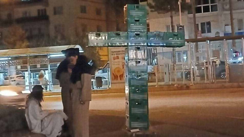 Bira kasalarıyla haç işareti yapan 3 kişi gözaltına alındı