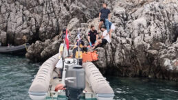Bodrum'da Lastik Bot Kayalıklara &Ccedil;arptı