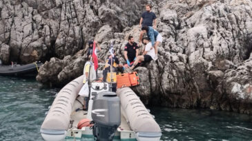 Bodrum'da Lastik Bot Kayalıklara &Ccedil;arptı