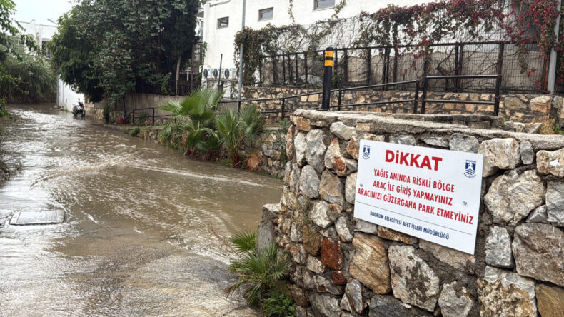 Bodrum'da Sokaklar Göl Olmuş Durumda