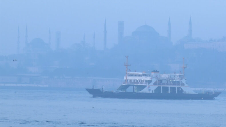 Boğaz'da Trafik Ge&ccedil;ici Olarak Durduruldu