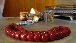 Bu Tespihler Arabayla Takas Ediliyor