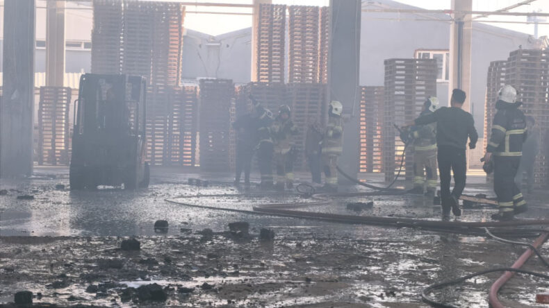 Bursa'da Palet Fabrikasında Yangın &Ccedil;ıktı