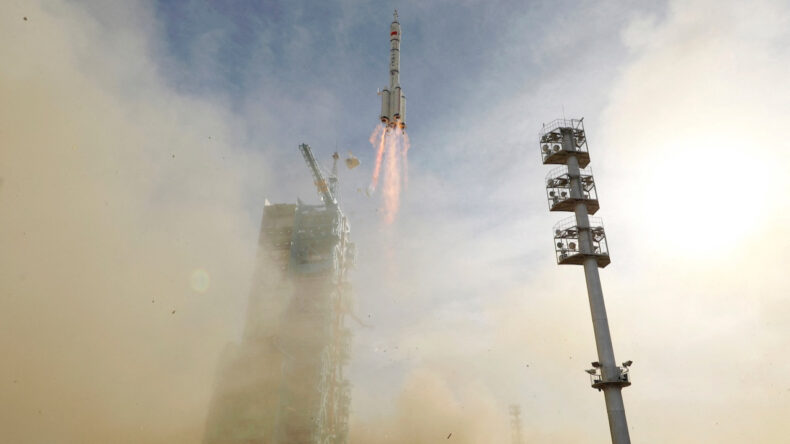 Çin, Şıncou-22 Mekiğini Uzaya Gönderdi