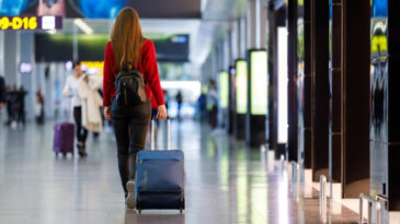 &Ccedil;alışanlar Maaşsız Kaldı, Havaalanında Kuyruklar Oluştu: Bakandan 'Kaos' Uyarısı