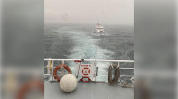 &Ccedil;anakkale Boğazı'nda S&uuml;r&uuml;klenen Tekne Başarıyla Kurtarıldı