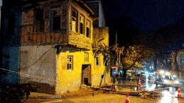 &Ccedil;anakkale'deki Sahipsiz Bina Kısmen Yıkıldı