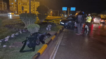 &Ccedil;arptığı Direk Aracın &Uuml;st&uuml;ne Devrilince Ka&ccedil;tı
