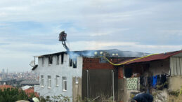 &Ccedil;atı Alev Alev Yandı, Mahalleli Fark Etti